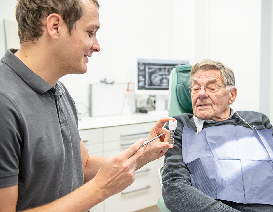 Mit moderner Implantologie sitzt Ihr Zahnersatz fest und sicher. In unserer Praxis bei Lübeck beraten wir Sie ausführlich.